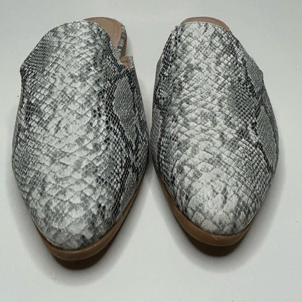 A Rider Girl Grey & White Snake Print Pointed Toe Slip On Mule Flats Size 10 M - Picture 9 of 11